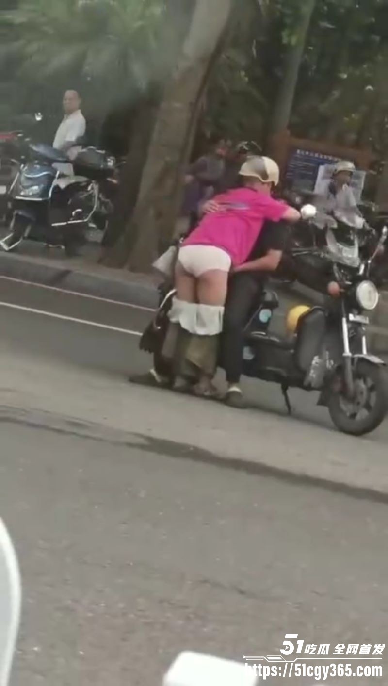 老情侣当街扣逼 3