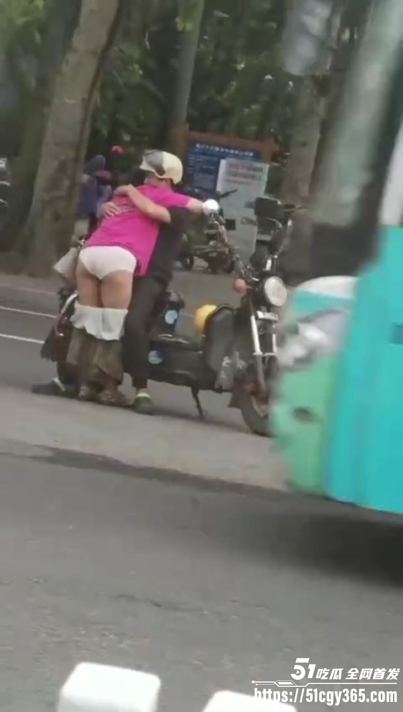 老情侣当街扣逼 2