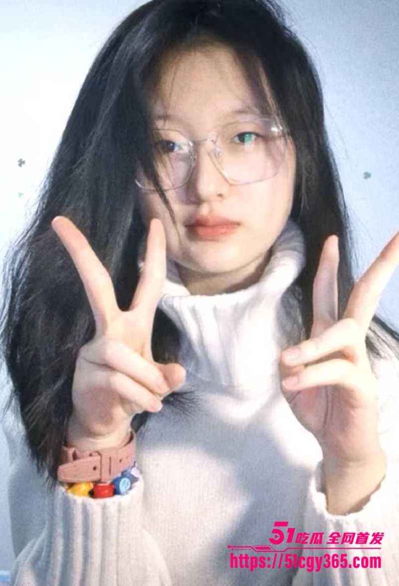 湖南怀化纯情学妹 陈语洁 不雅视频被曝！私聊哀求主人临幸 胶棒插穴自慰献片 窗边露脸撅臀挨操 纯欲反差色诱全网！