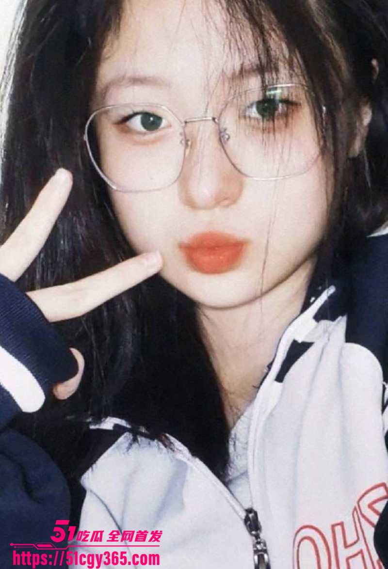 湖南怀化在校大学生眼镜妹陈语洁被调教视频流出2拷贝