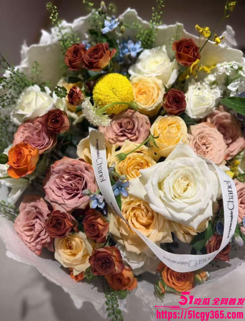 海角乱伦大神 纯爱藏黄刀 新作！表妹穿上女仆装撅臀诱惑 被巨屌狠操嫩穴 淫水喷溅床单！