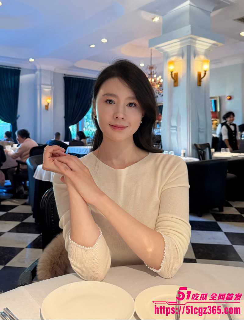乱伦大神 爱操亲嫂子 嫂子跟网友语音互动 激动的高潮喷了两次 网友听嫂子叫床听到撸射！