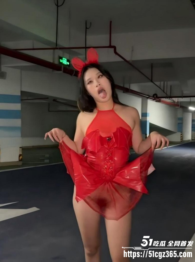高人气骚脸女神 南南想吃糖 定制福利 化身红裙兔女郎停车场露出 胯下阿黑颜口交唾液拉丝！