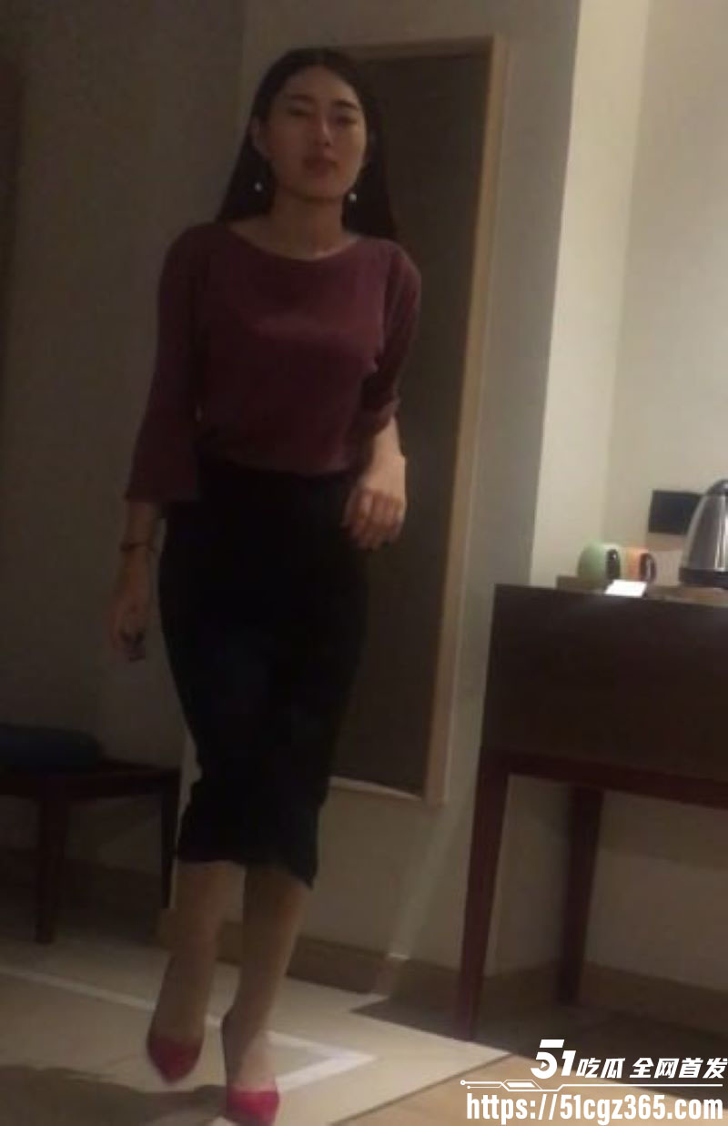 潍坊学院派 陈倩倩 被土豪包养视频 精盆小母狗口暴吃鸡舔屁眼 完美露脸尽显反差魅力！