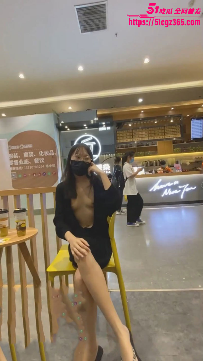 推特网红冯珊珊商场露出3