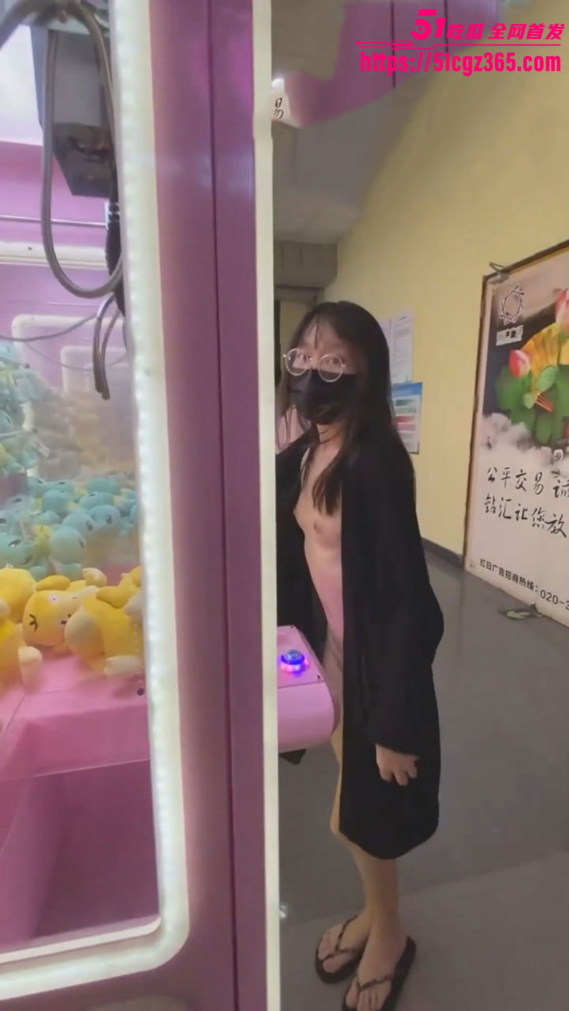 推特网红冯珊珊商场露出5