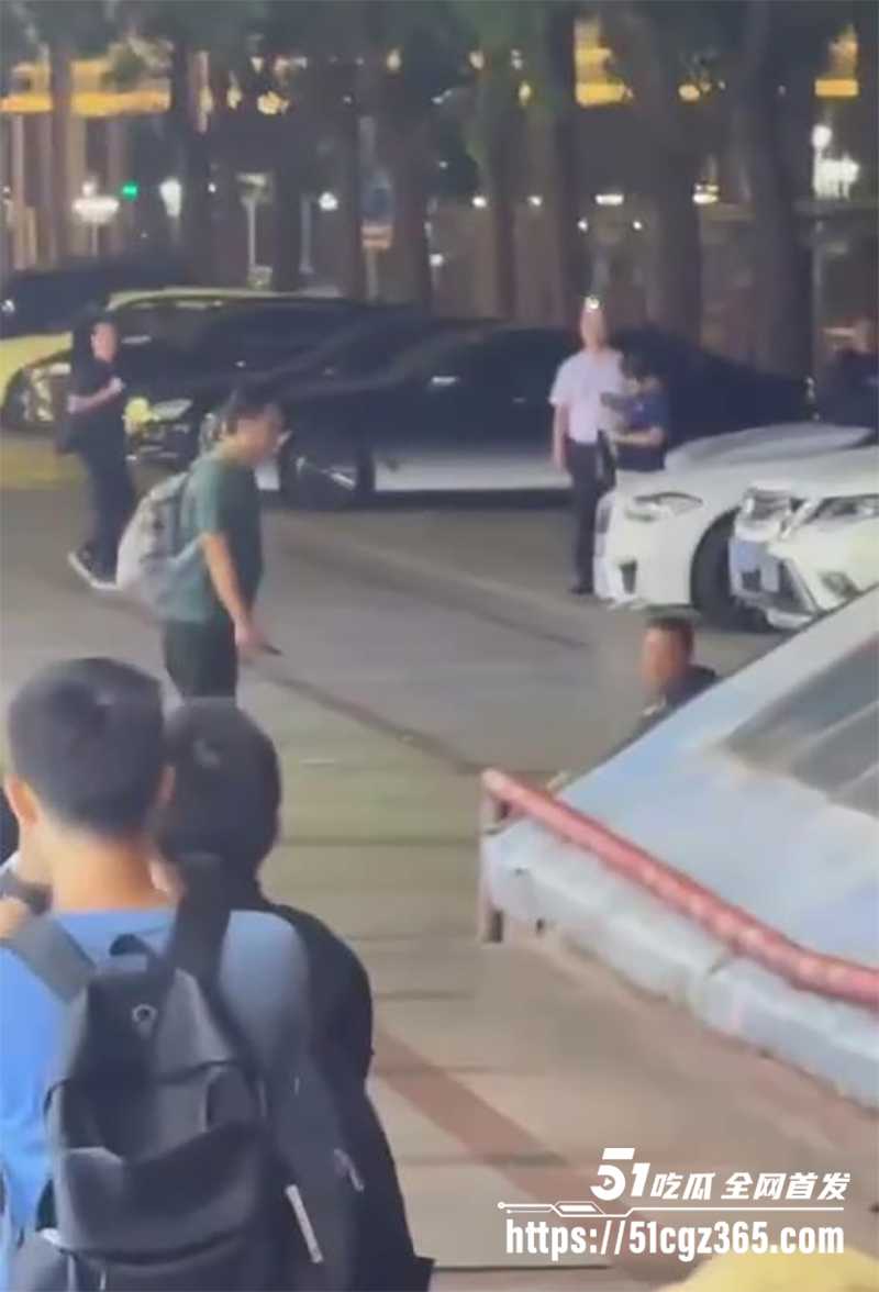 珠海拱北口岸突发捅人血案 48岁精神病提刀无差别攻击 一刀封喉喷血三尺 钢叉英雄死战疯魔 现场完整视频流出！