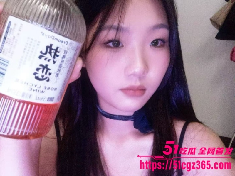 极品大学生情侣私密私拍流出 巨乳学姐和体育生男友床上激情性爱 后入爆操大奶子弹跳晃荡 画面香艳刺激！