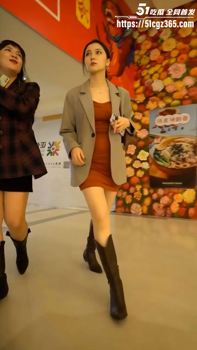 抄底大神商场偷拍裙下风光 各色美女少妇短裙黑丝 肥臀粉鲍大饱眼福！
