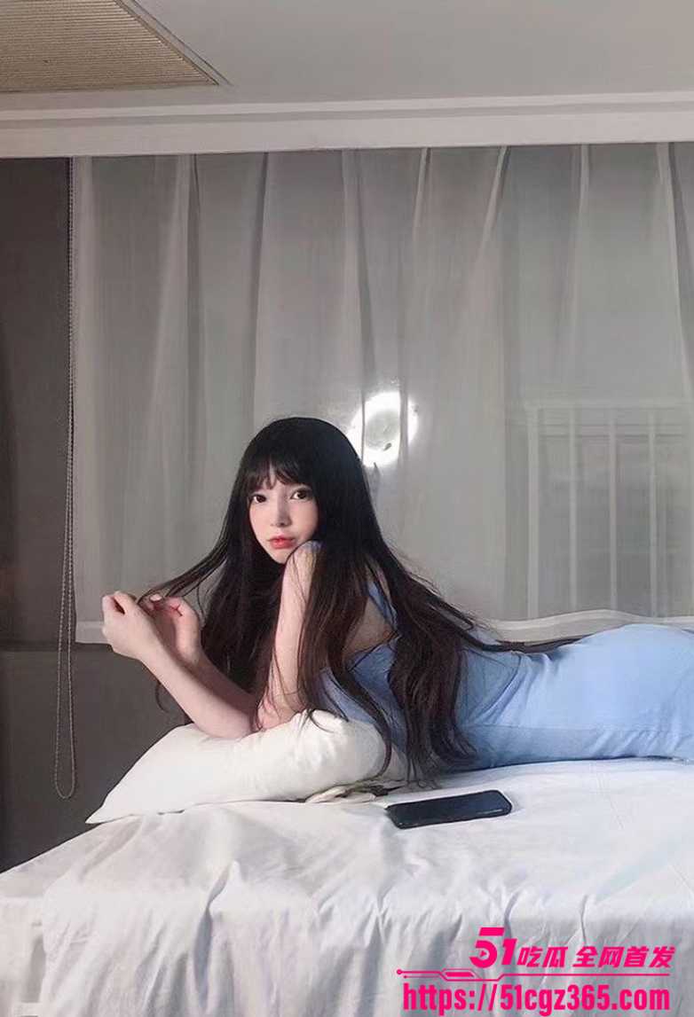 神人！微信数百人大群 惊现极品骚浪小仙女！语音直播和老公做爱实况 大赞亲夫粗长持久 发露脸口爆淫片 引群内淫男浪女集体高潮！