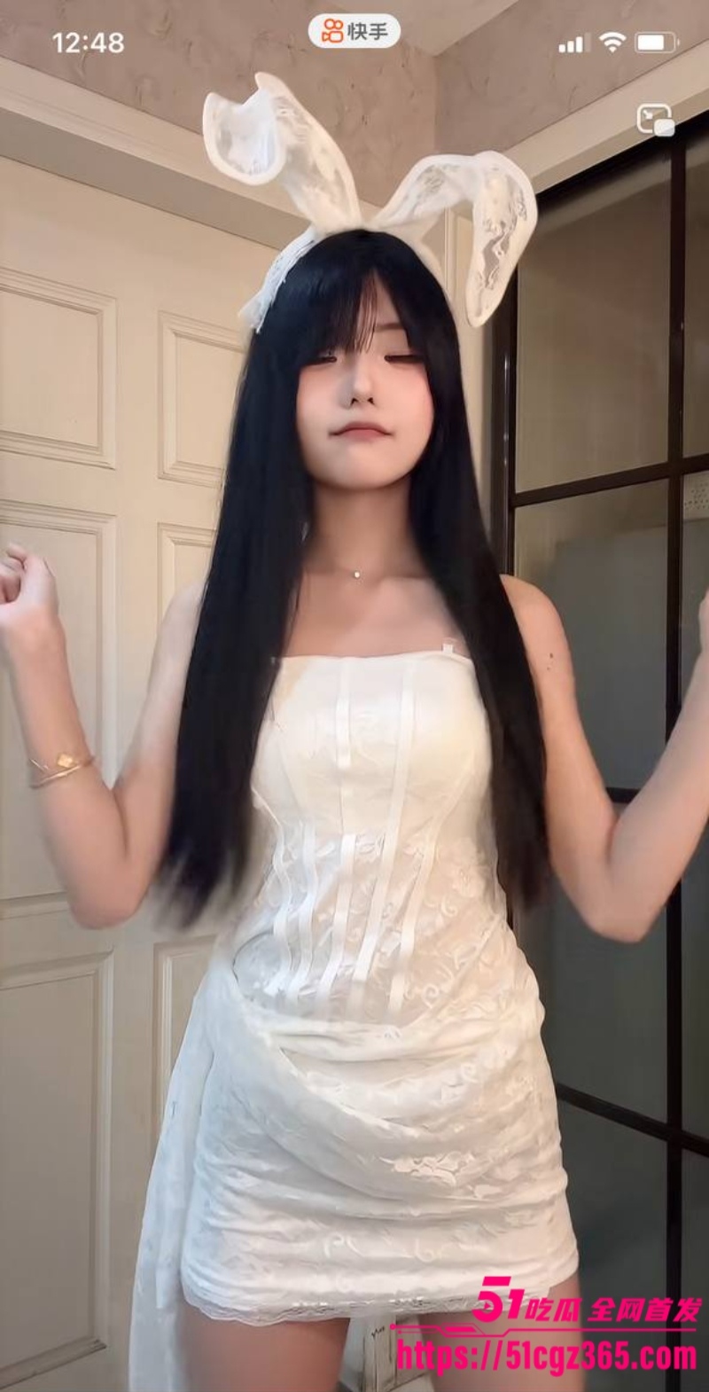 快手极品网红 酱酱 大尺度私拍流出 吊带白丝紧裹美腿 扭腰摆臀骚舞 清纯可爱少女私下反差爆棚！