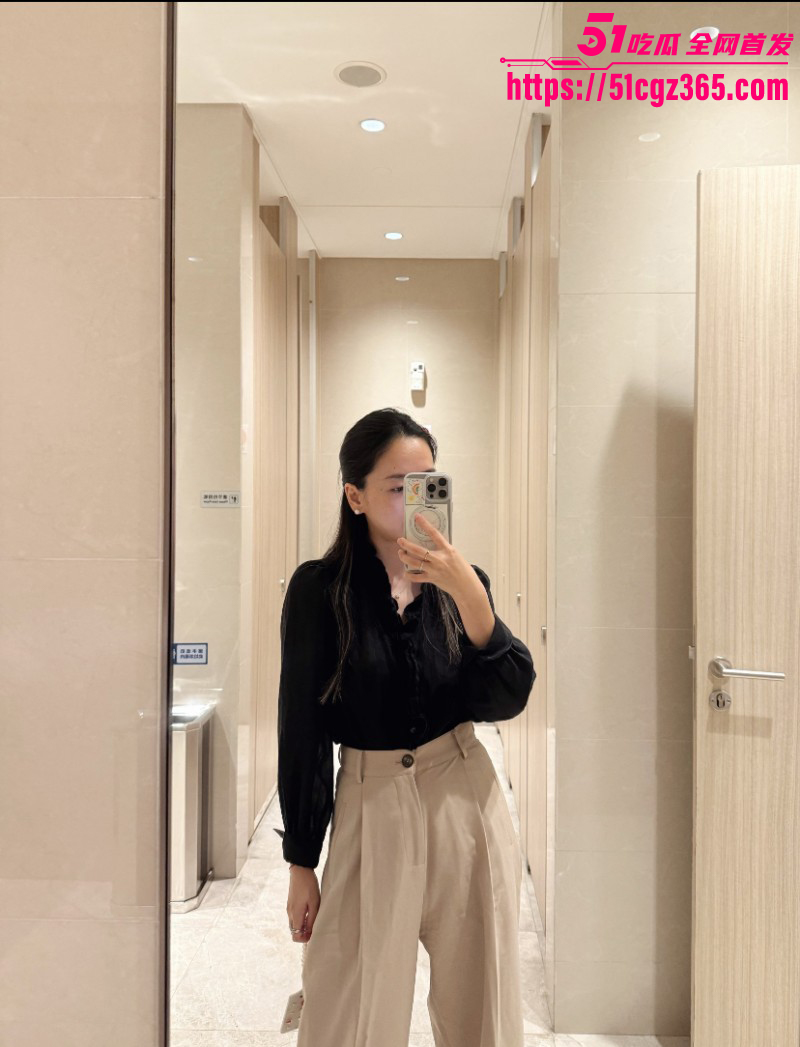 爱操亲嫂子凌晨公厕与嫂子玩露出02