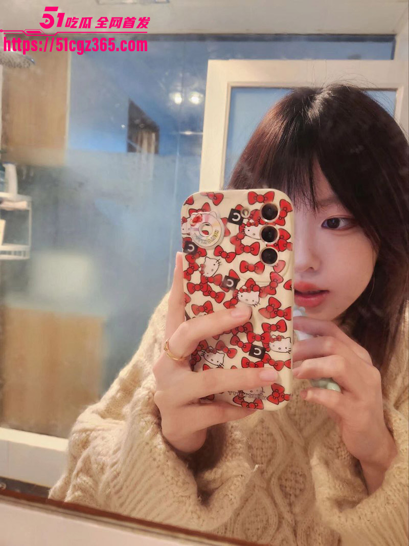 上海反差婊 沈瑜 跟公司领导酒店偷情 大眼美女跪舔领导肉棒被爆操 樱桃小嘴灌满浓精！