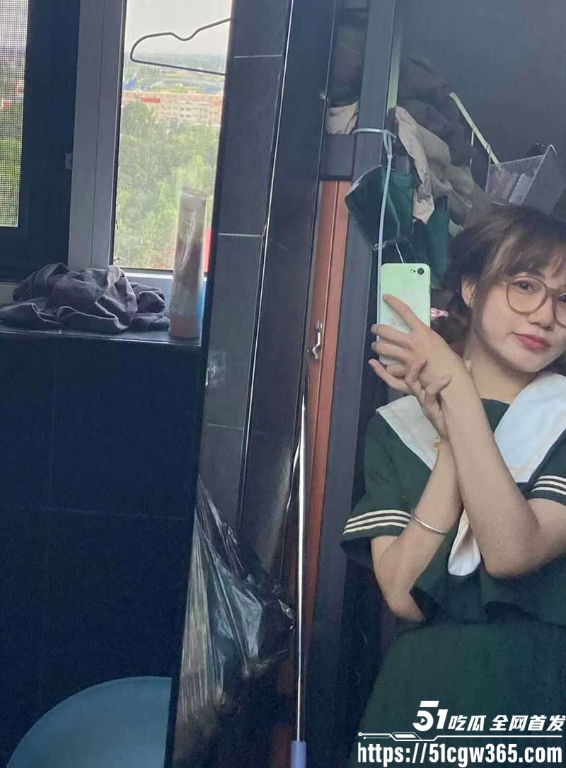 湖北武汉清纯学生妹 徐子晴 被金主包养 酒店各种口交 骑乘位疯狂榨精 沦为专属肉便器！