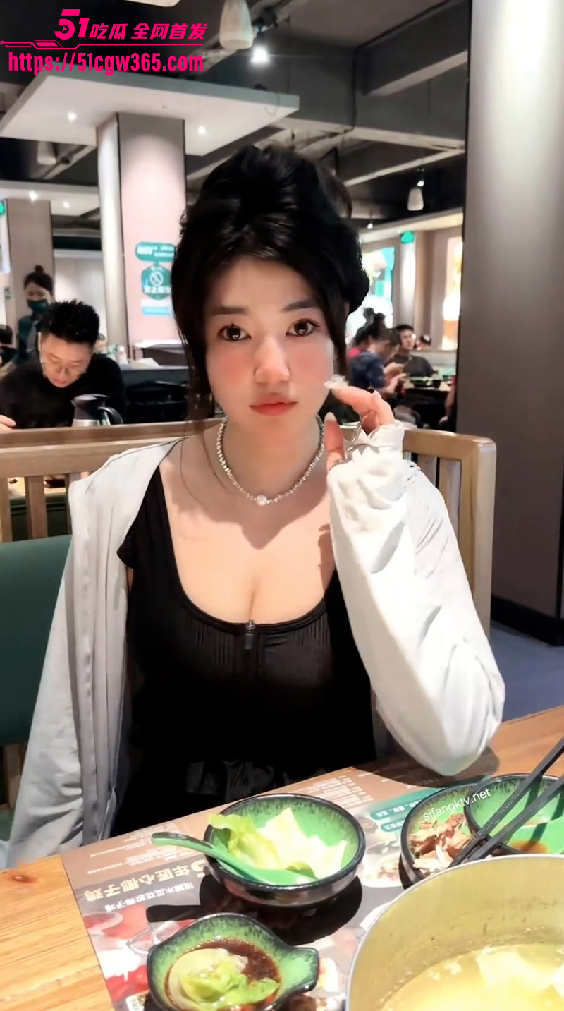 广东骚母狗反骨PP露出合集 极品豪乳飞机上完美露出 公路赤裸爬行 路边蹲姿尿尿 如淫兽觉醒！
