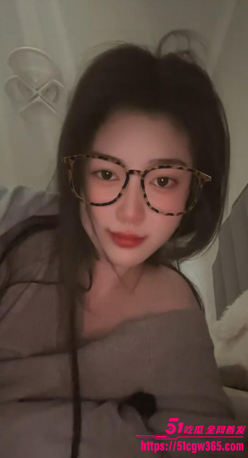 湖南长沙极品美女 王莹 性爱视频曝光 深喉口交狂吸男友大屌 扶腰后入爆操 画面香艳刺激！ 3