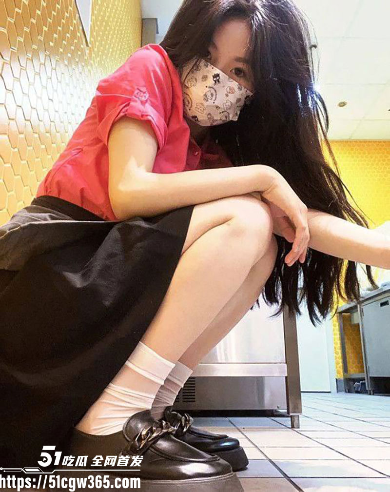 麦当劳极品学生妹 被推特大神调教成淫贱母狗 带到酒店激烈打桩 餐厅内弯腰爆插 白虎嫩穴被操到淫水狂喷！