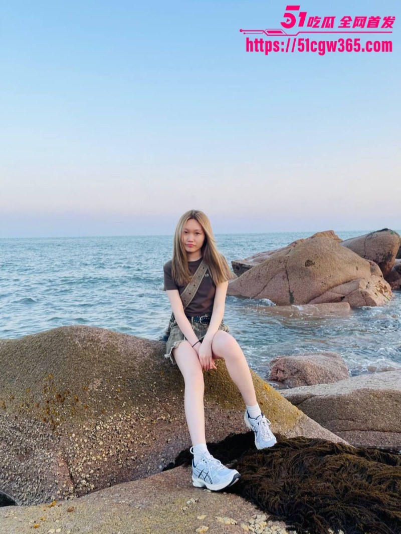 上海高颜值眼镜婊 王霖霖 性爱视频流出 情趣内衣紧裹娇躯 口交足交轮番上阵 无套猛干颜射满面！