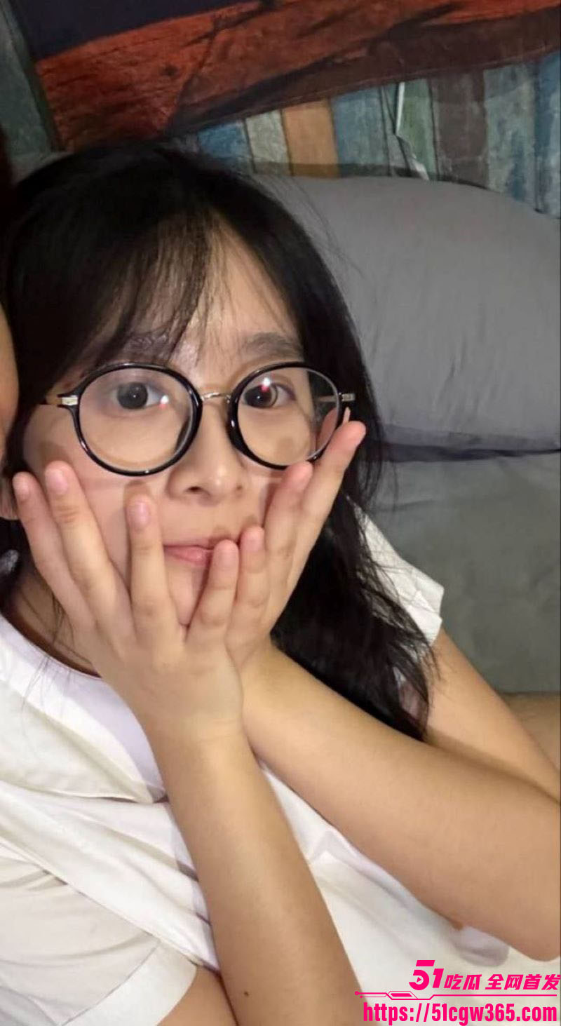 清纯女大与巨屌男友做爱视频泄密 羞涩口交深喉吞精 骑乘翘臀狂摇娇喘挑逗拉满 性感魅力失控！