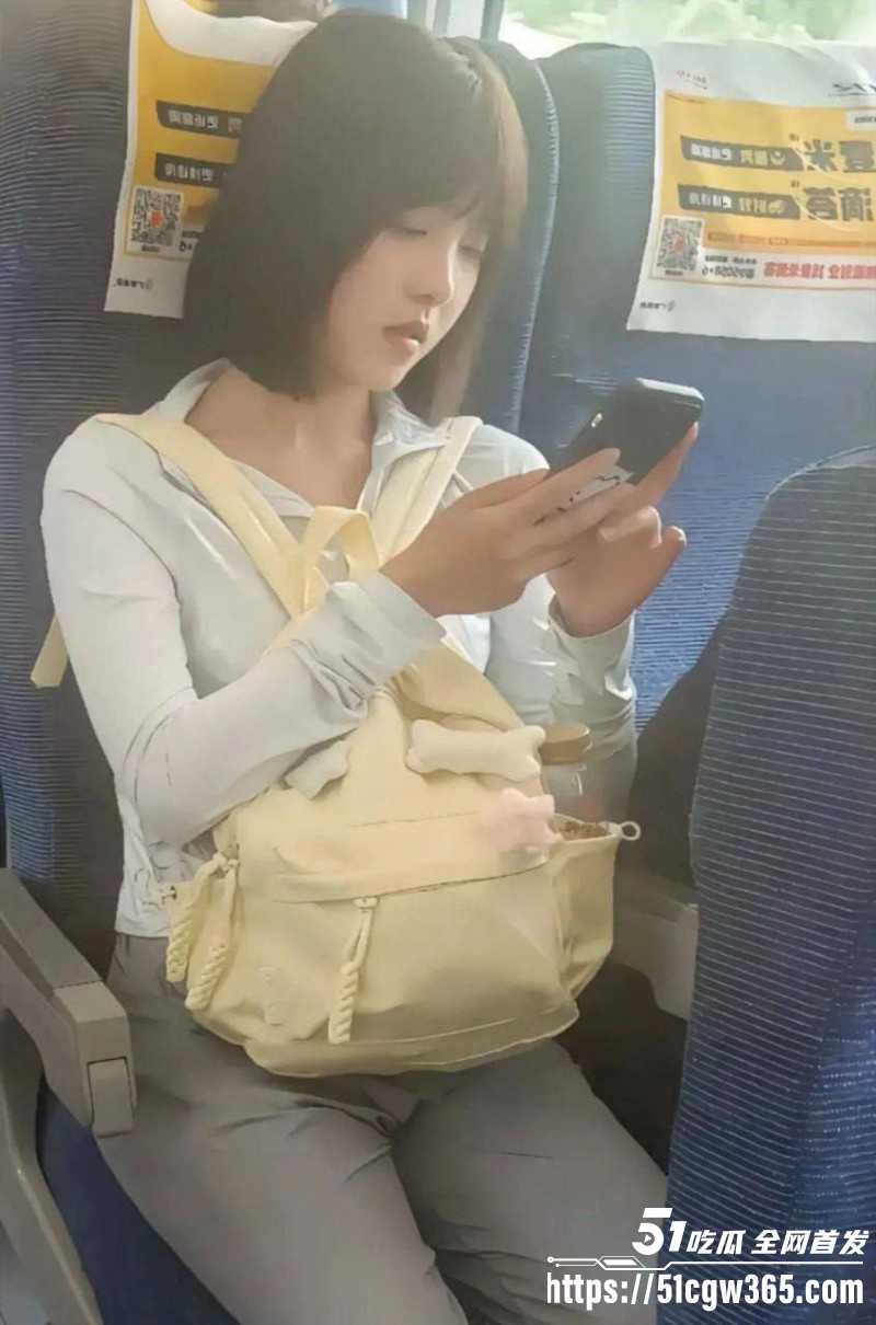 全网爆火高铁短发女孩大瓜！抖音真铁蛋被实锤为女主 私下各种大胆露出 高铁口交户外放尿 为了流量毫无底线！