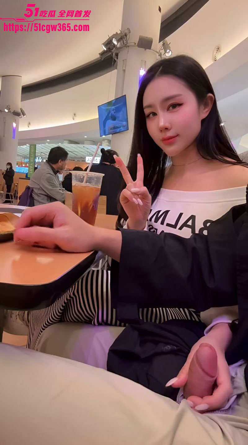网黄女王 汐梦瑶 携手晨汐挑战公众场合打飞机 热闹人群中露乳撸管 画面刺激无比！