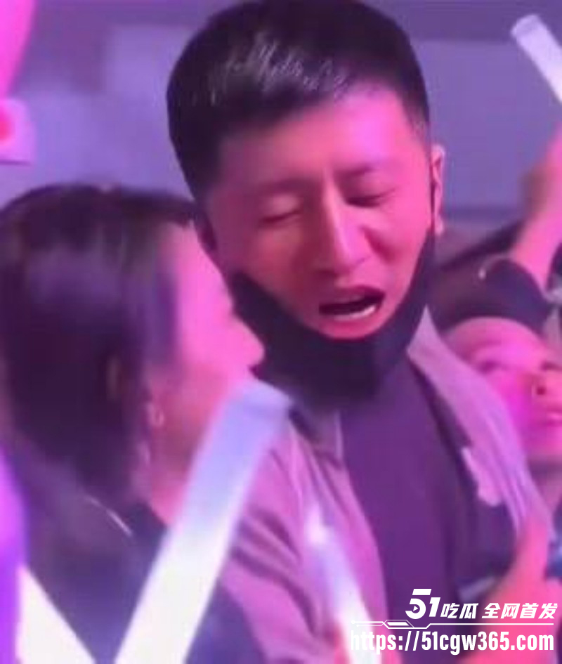 张雪峰与情妇伍佰演唱会现场被抓包014