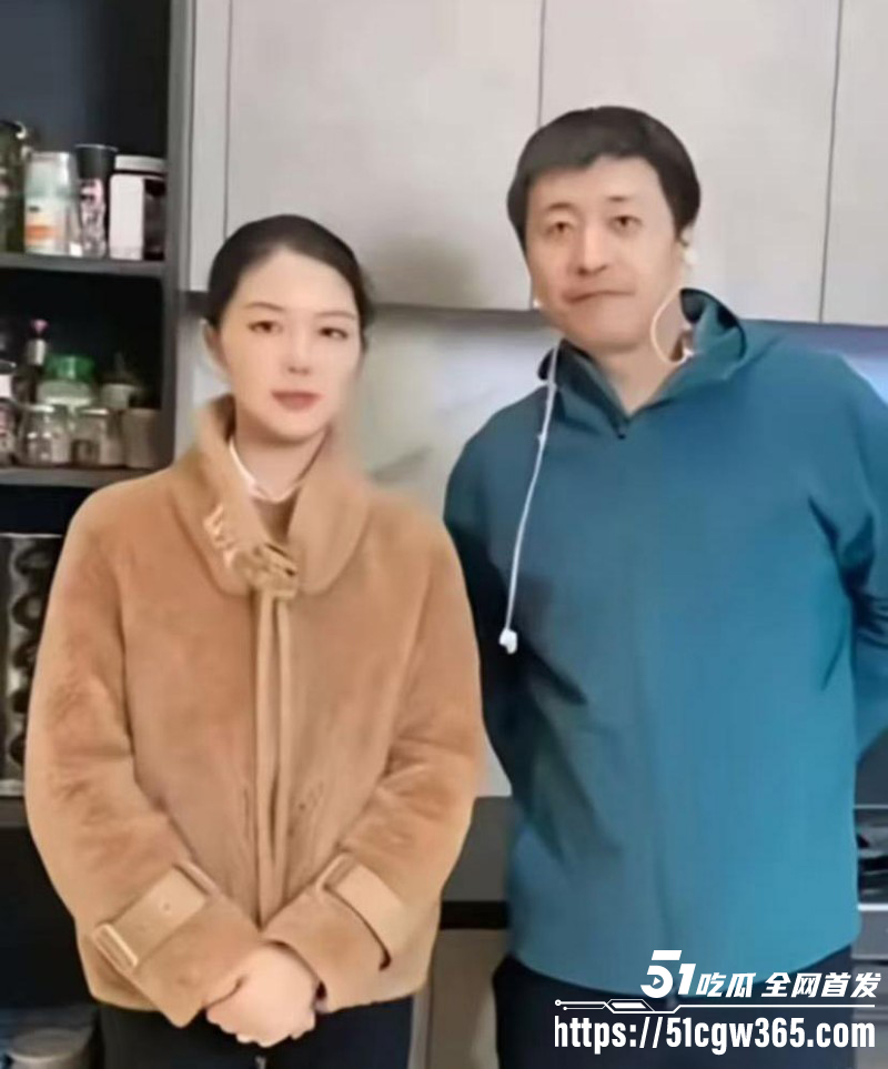 张雪峰与情妇伍佰演唱会现场被抓包08