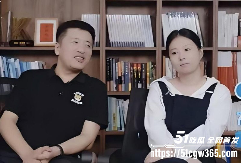 张雪峰与情妇伍佰演唱会现场被抓包010