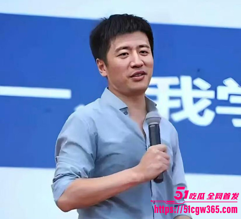 张雪峰与情妇伍佰演唱会现场被抓包06