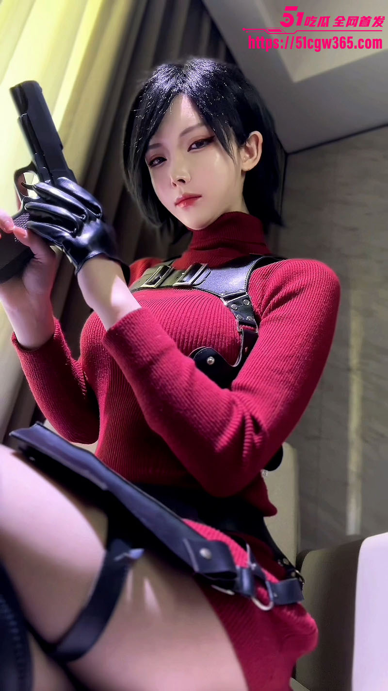 超美福利姬 小央泽 COS艾达王写真流出 红色包臀裙紧裹翘臀美腿 完美视角回眸挑逗 令人彻底迷醉！
