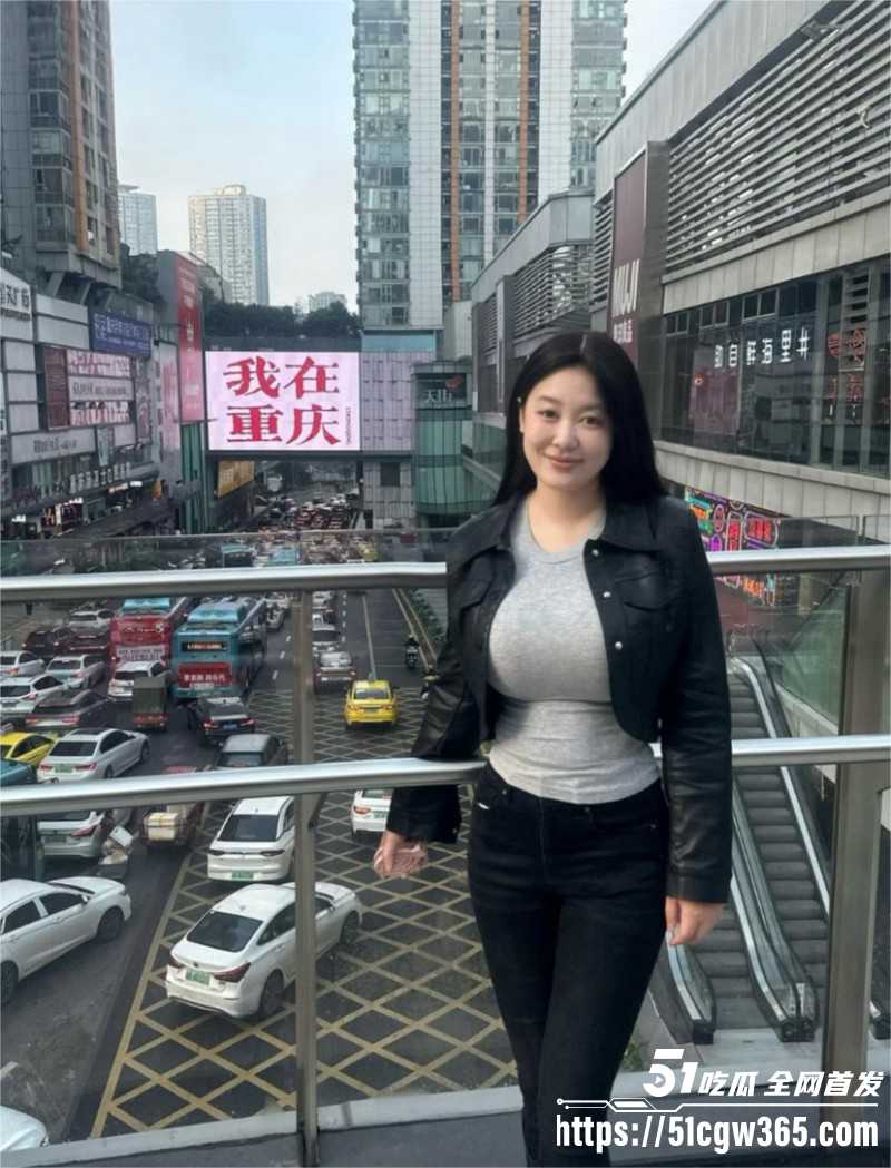 乱伦大神 大屁股大姨子 饥渴淫娃主动真空换装 后妈裙瑜伽裤齐上阵 圆润肥臀惨遭暴操！