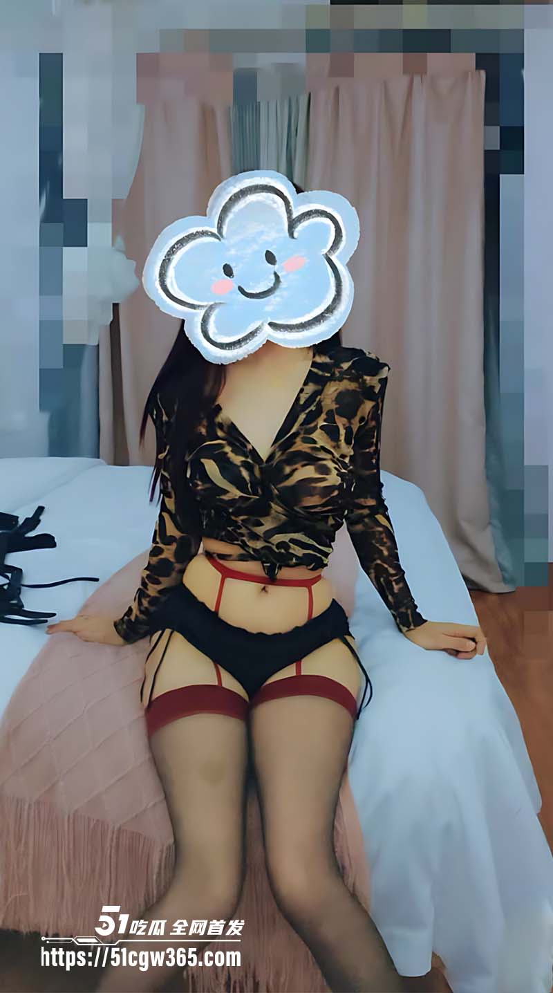 海角大神亲姐的诱惑 第一次和姐姐玩轻微sm捆绑 姐姐还挺享受的 有点受虐倾向