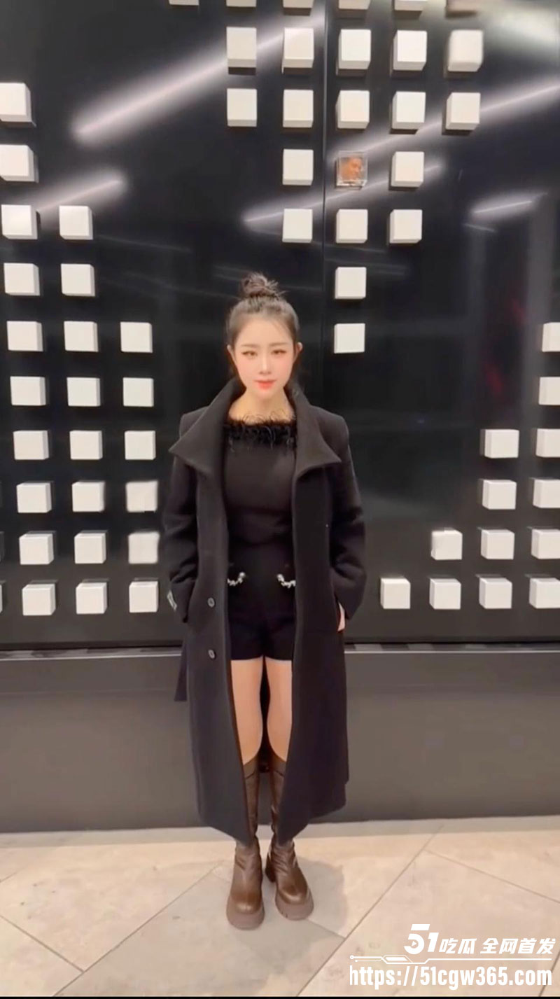 推特极品网黄 汐梦瑶 影院新作流出 昏暗灯光下抠逼挑逗 风衣遮盖深喉吞屌 淫荡刺激！