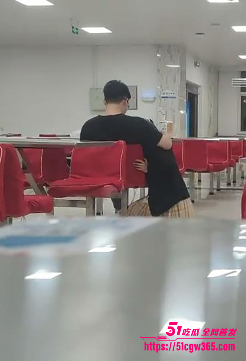 哈理工荣成学院食堂情侣不雅视频流出6拷贝