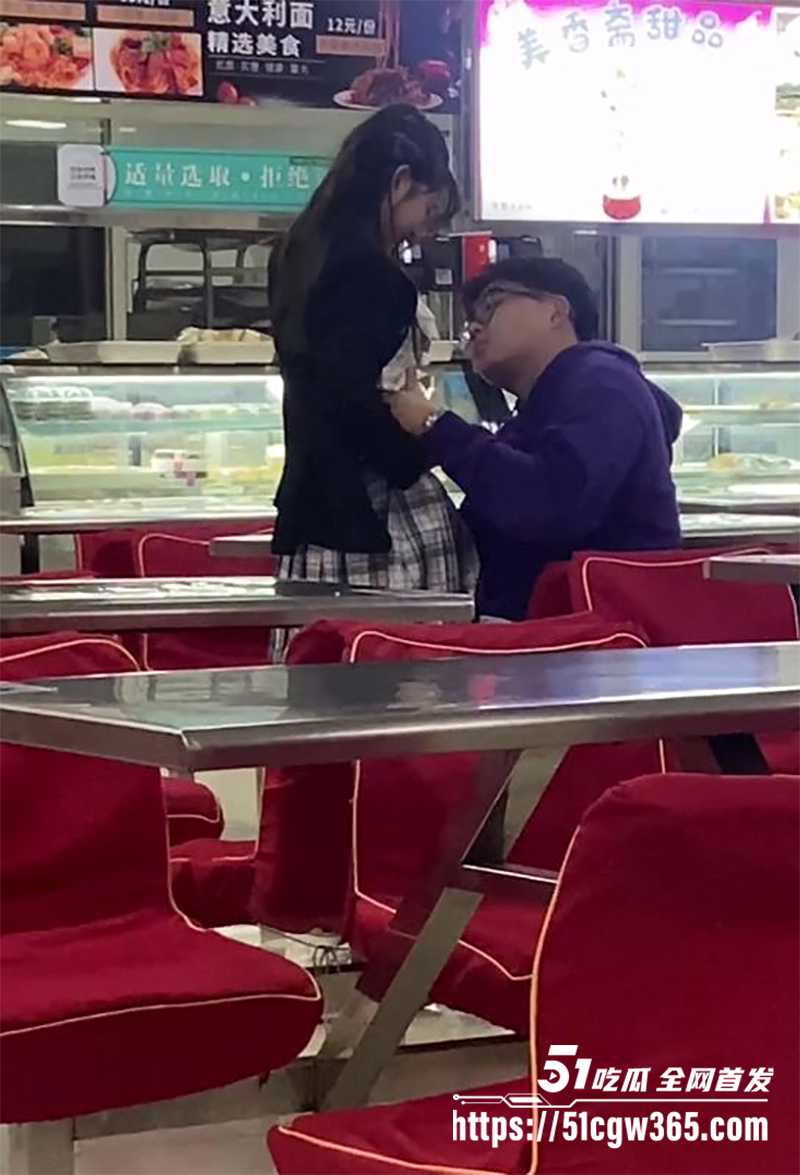 哈理工荣成学院食堂 情侣上演惊天淫戏 少女被探裙抠穴情动深处竟当众舌吻跪地口交 疑似主人带淫狗玩户外调教！