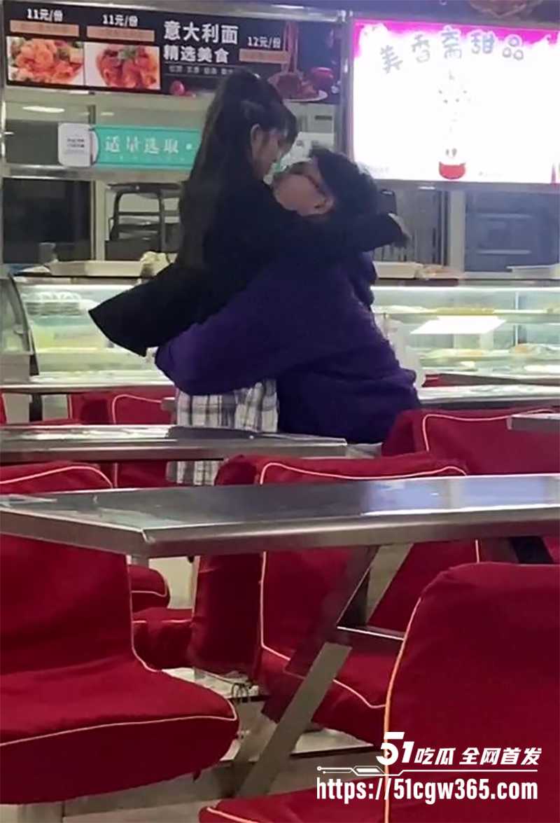哈理工荣成学院食堂情侣不雅视频流出2拷贝