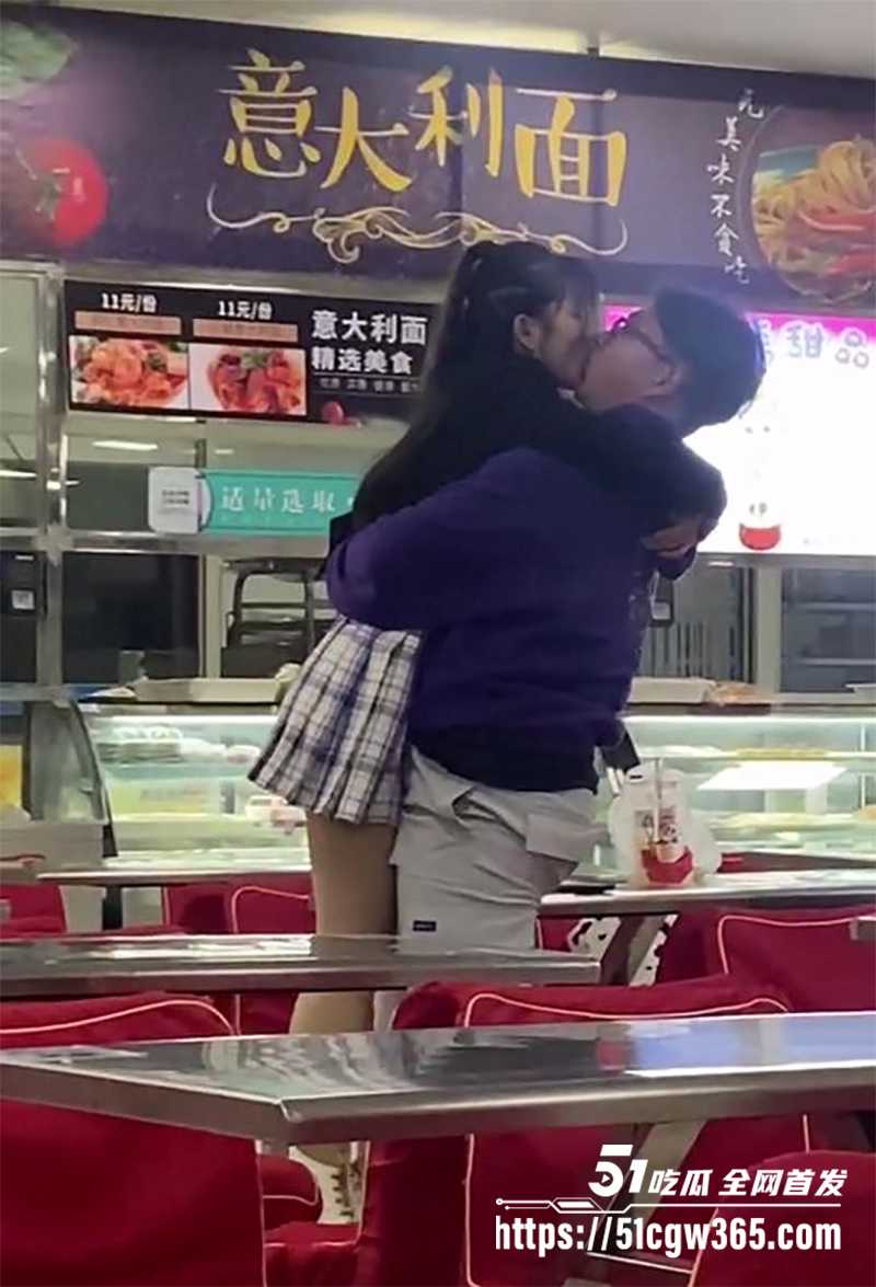 哈理工荣成学院食堂情侣不雅视频流出3拷贝