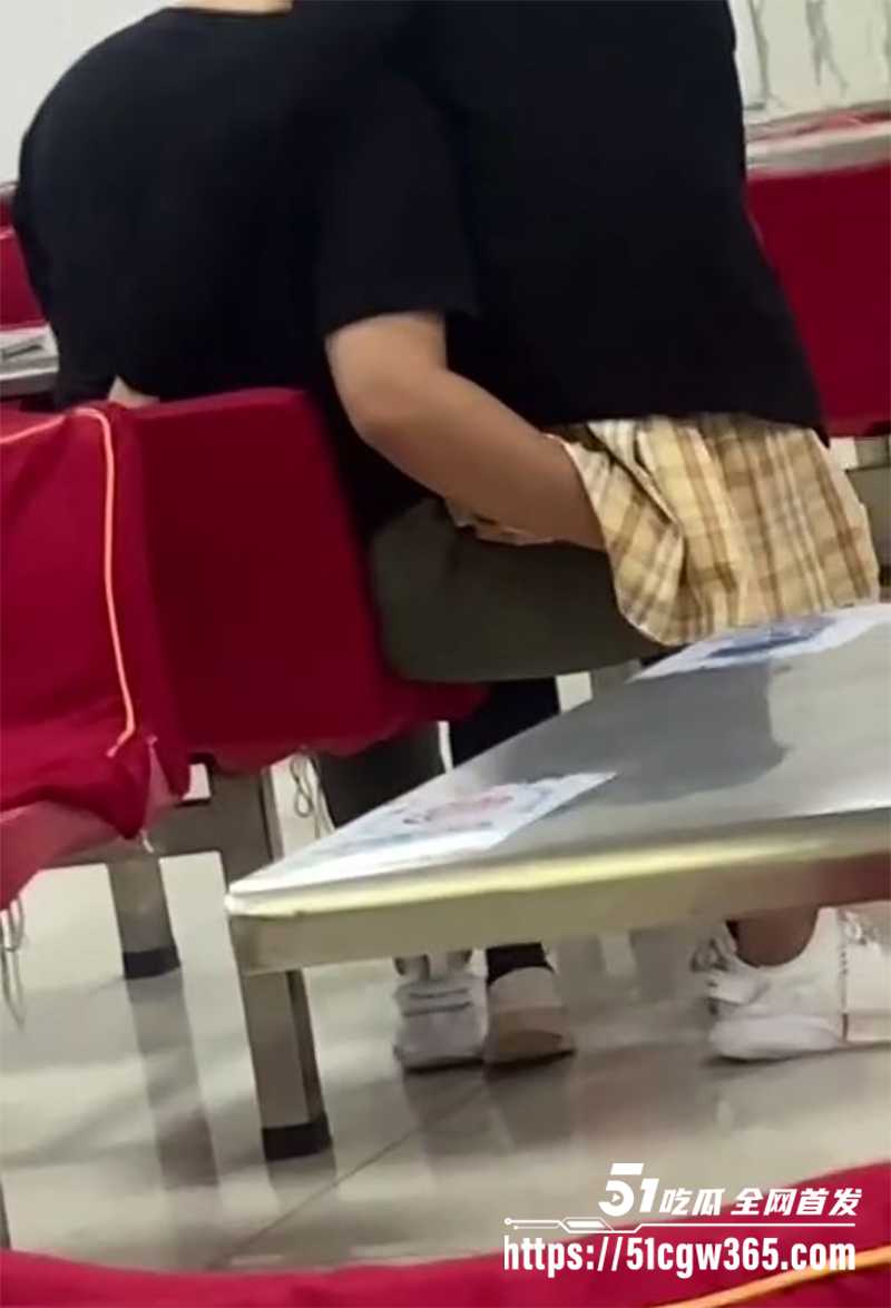 哈理工荣成学院食堂情侣不雅视频流出9拷贝