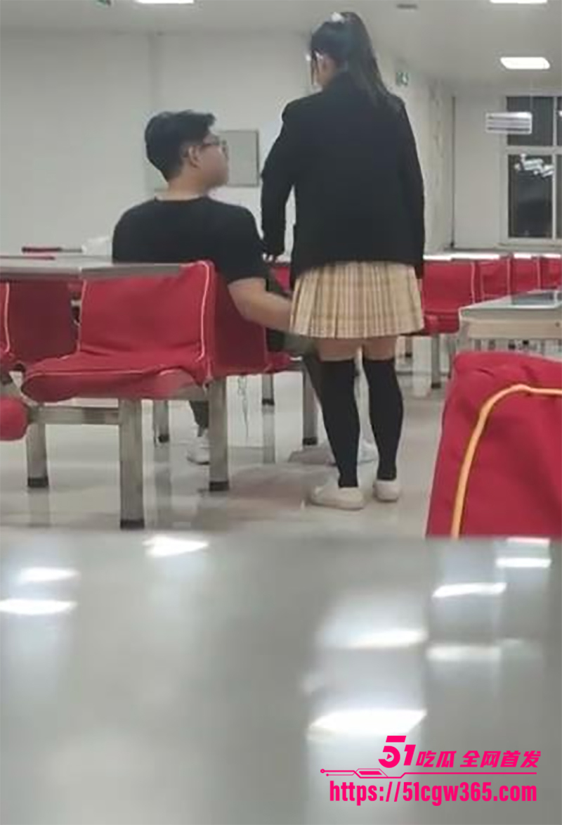 哈理工荣成学院食堂情侣不雅视频流出4拷贝