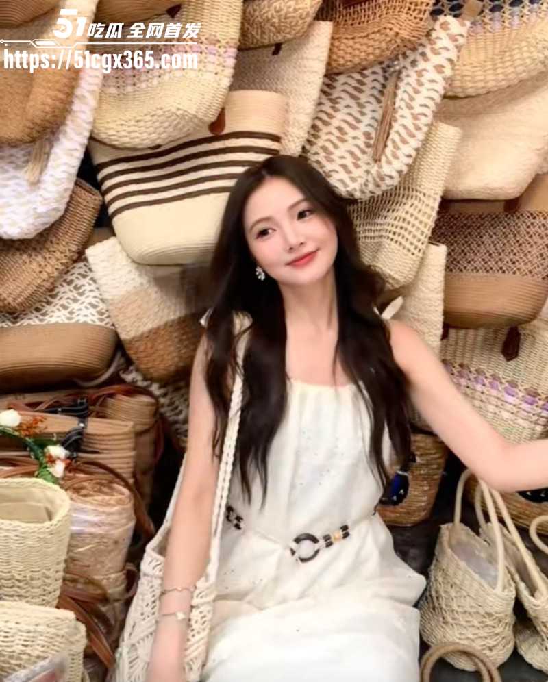贾乃亮女助播coco早期下海神似李小璐05