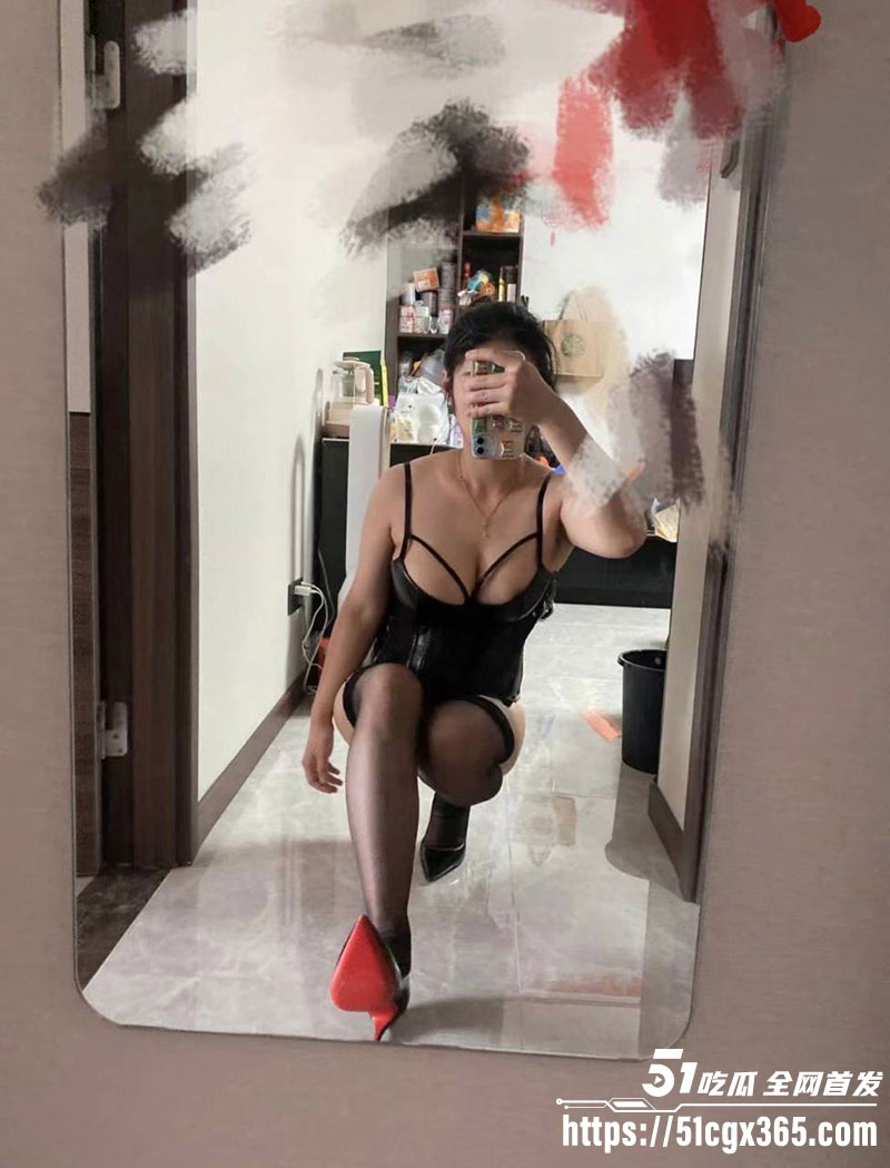 绿帽老公分享淫妻被操视频8
