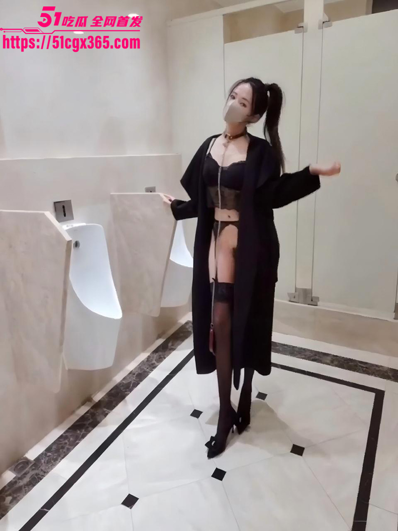 极品人妻小鲸鱼 被主人拴着狗链拉到男厕所做爱 旁边竟然还有人在尿尿 真是无比刺激！