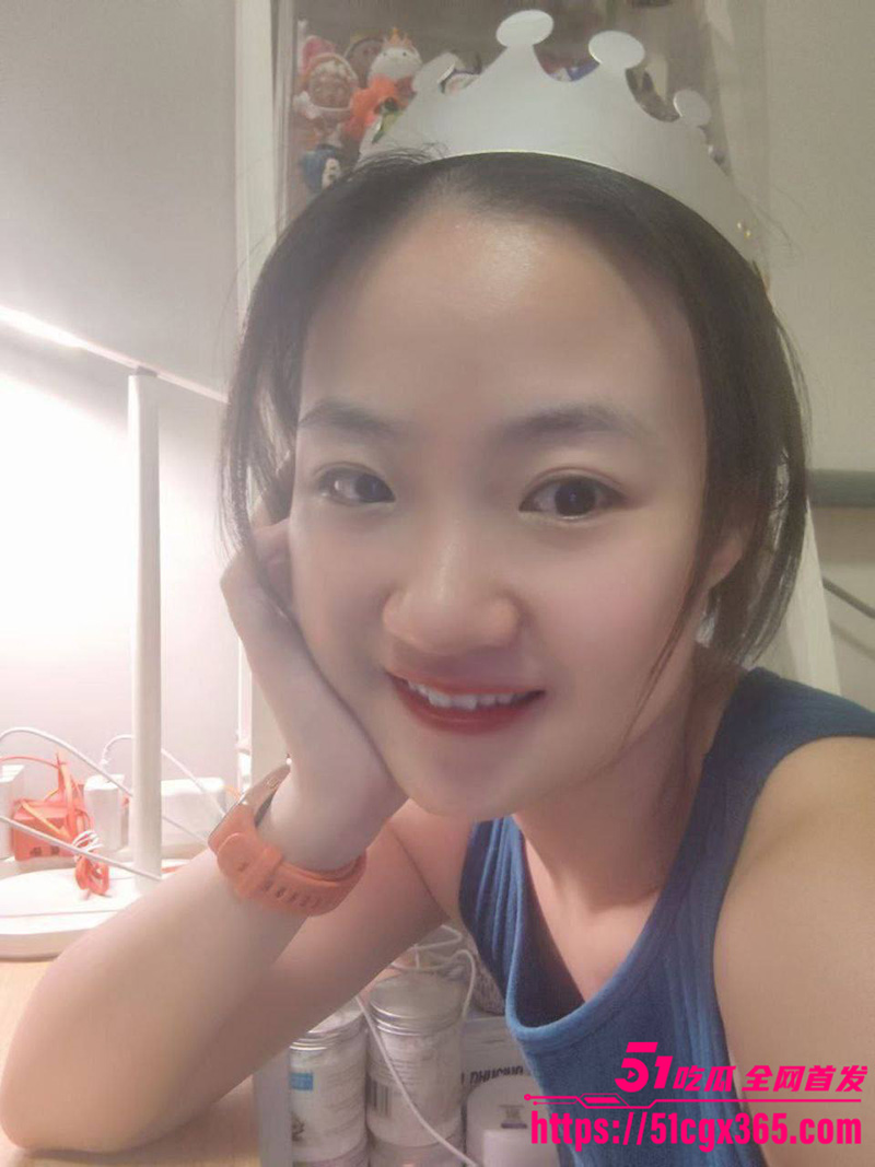 广州白云反差婊 景铭怡 与前男友性爱视频曝光 黑丝紧裹丰满翘臀曲线火辣诱人 樱唇狂吮肉棒淫荡至极！