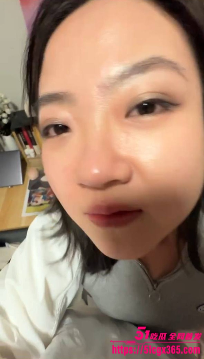 广州白云反差婊 景铭怡 和前男友性爱视频 1