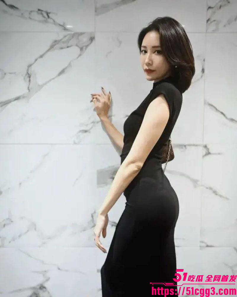 海角乱伦大神 亲姐的诱惑 新作 姐姐在儿子面前半推半就的被弟弟操了 阳台前激情打桩内射！