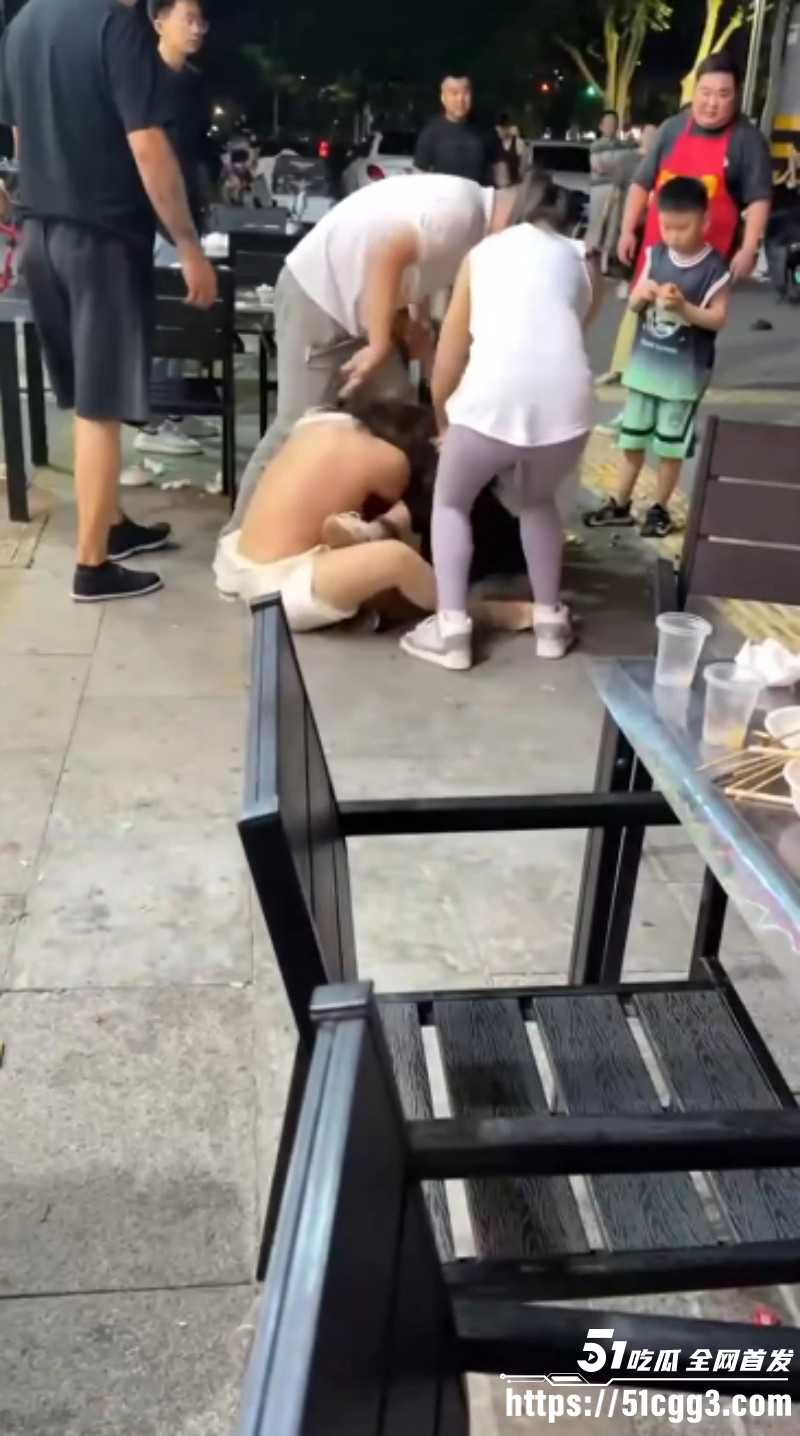 原配小三当街互殴扒衣服视频05
