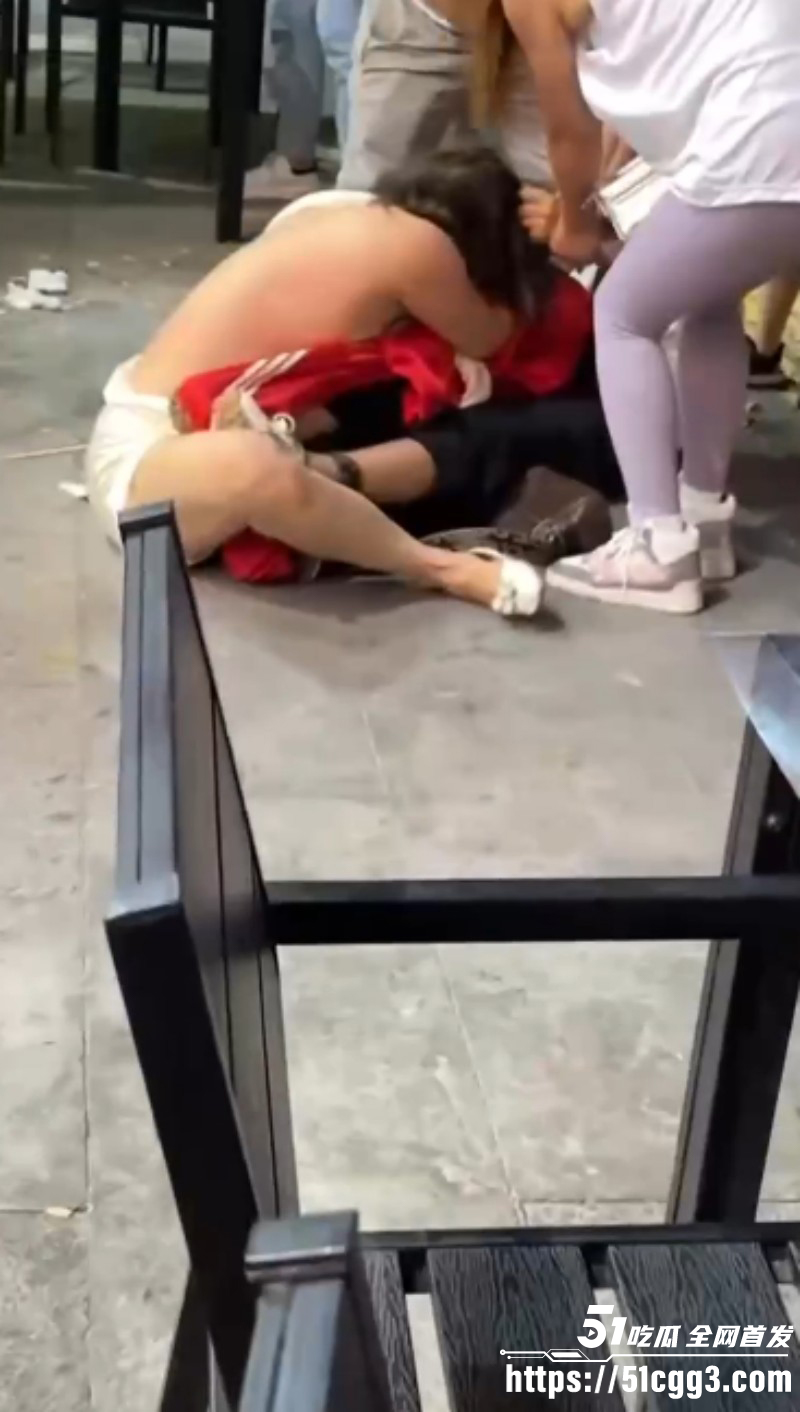 原配小三当街互殴扒衣服视频06