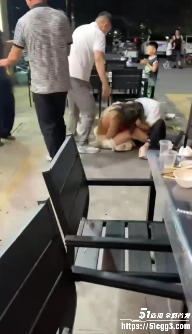 原配小三当街互殴扒衣服视频04