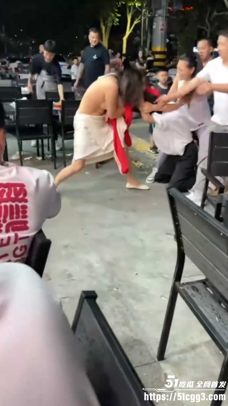 原配小三当街互殴扒衣服视频02