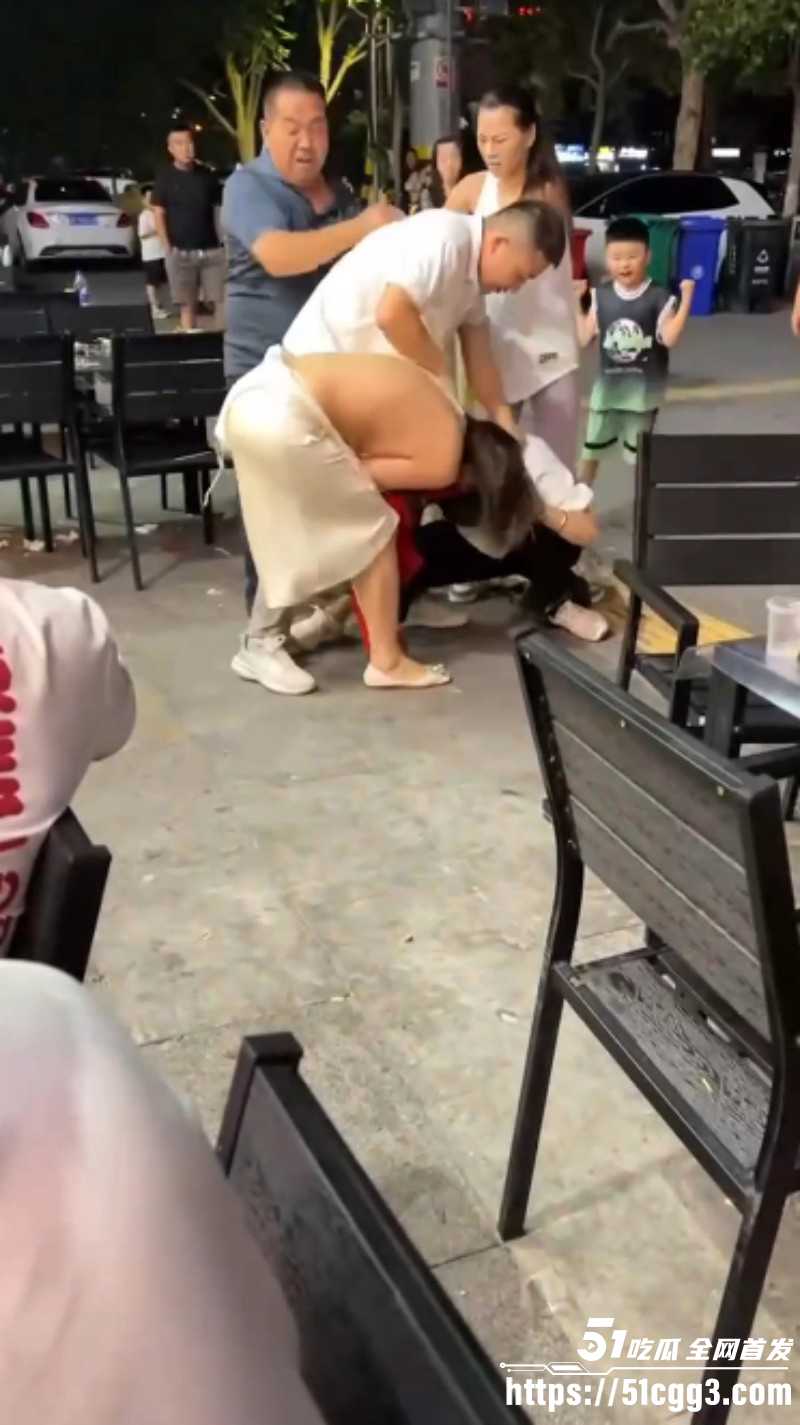 原配小三当街互殴扒衣服视频03